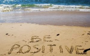 חוף ים וכתוב על החוף be positive